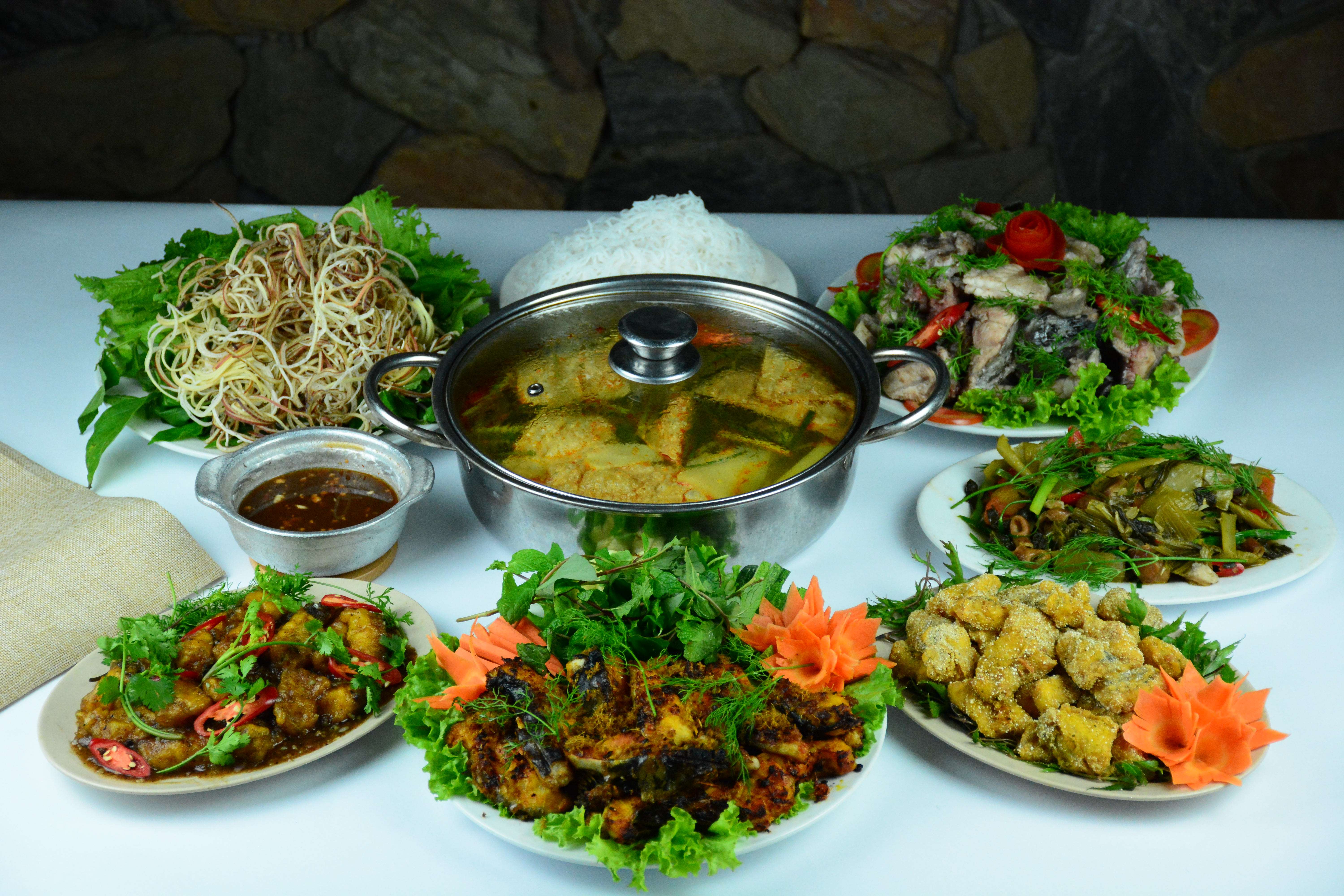 Các món ăn được chế biến từ cá Lăng sông Đà. Ảnh: paoquan