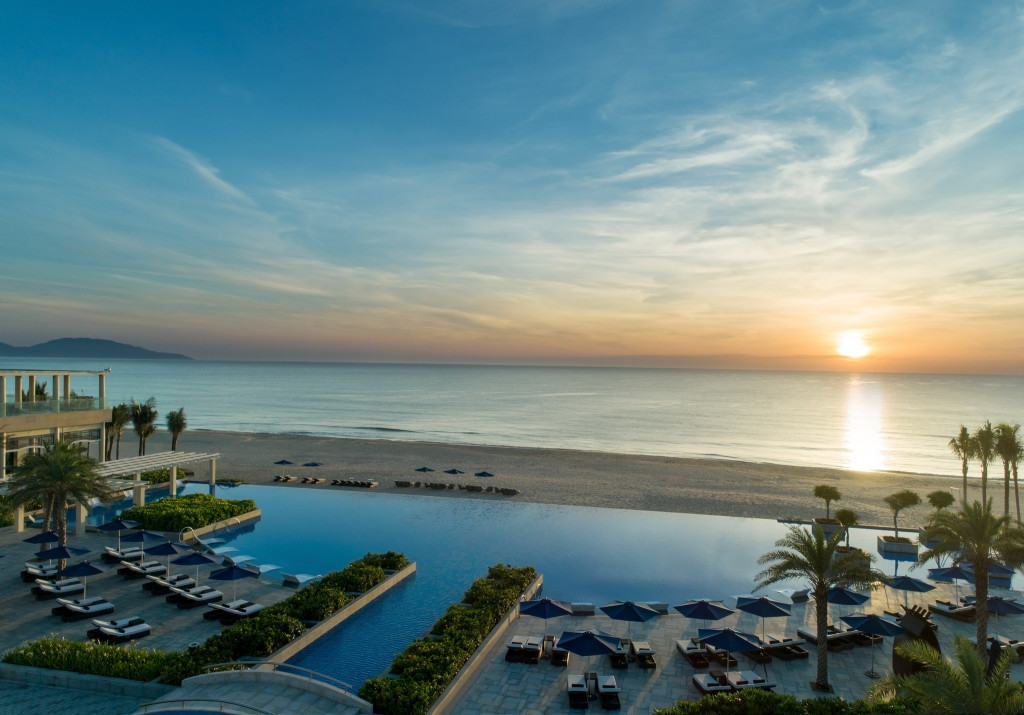 Toàn cảnh khu nghỉ nhìn ra biển Non Nước. Ảnh: Fb Sheraton Grand Danang Resort & Convention Center