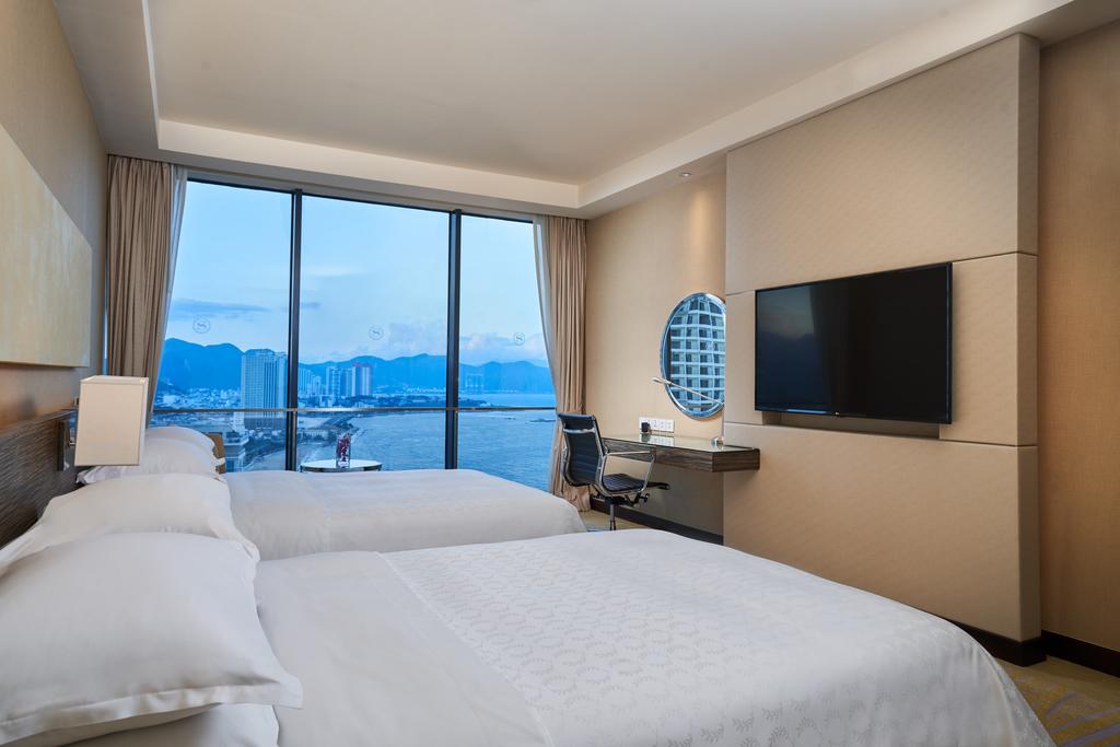 Hồ bơi vô cực ấn tượng tại khách sạn Sheraton Nha Trang