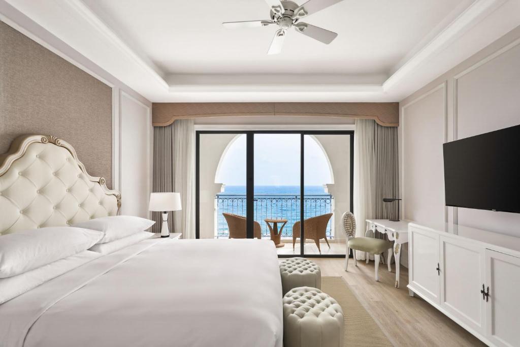 Phòng nghỉ tiện nghi với ban công nhìn ra biển tại Sheraton Phú Quốc Long Beach Resort