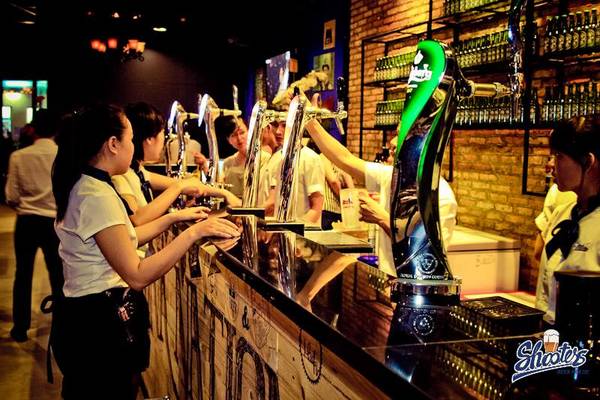 Khu vực quầy bia tại Shooters Beer Garden