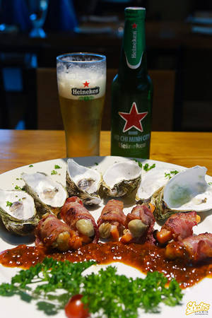 Đầu bếp tại Shooters Beer Garden chế biến món ăn cầu kỳ, đẹp mắt