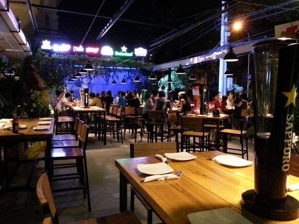 Không gian rộng rãi phía bên ngoài Shooters Beer Garden