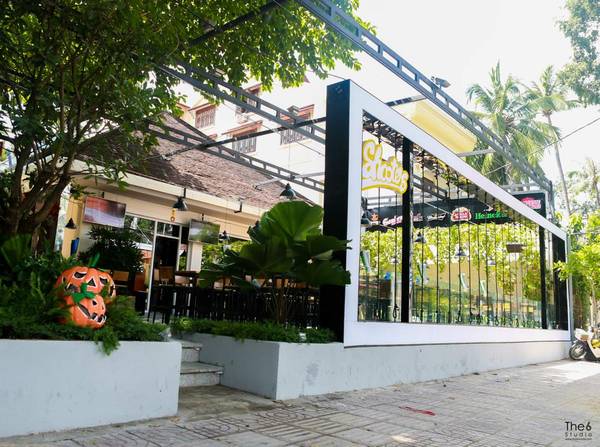 Không gian của Shooters Beer Garden & Bar nhìn từ bên ngoài.