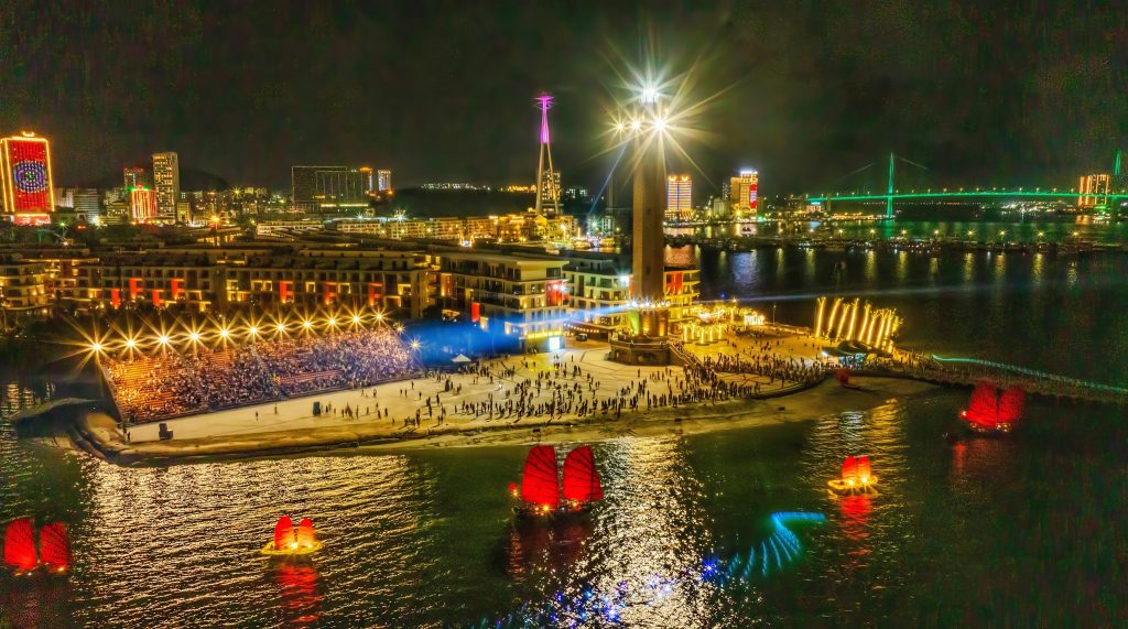 Ngọn Hải Đăng lung linh trong show 3D Mapping Hạ Long