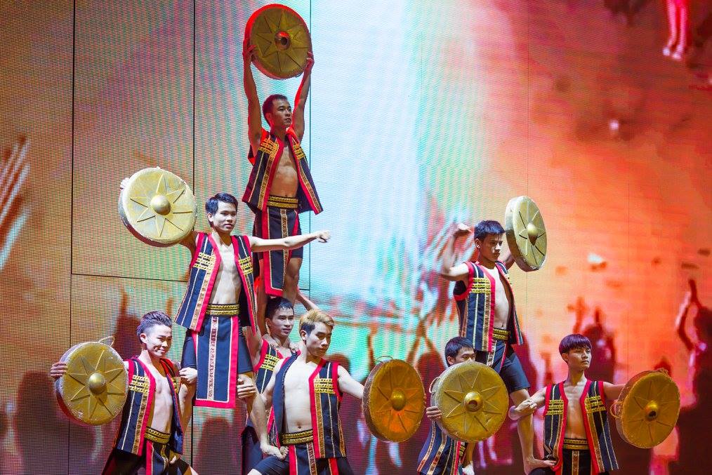 Cồng chiêng Tây nguyên tại show Charming Đà Nẵng
