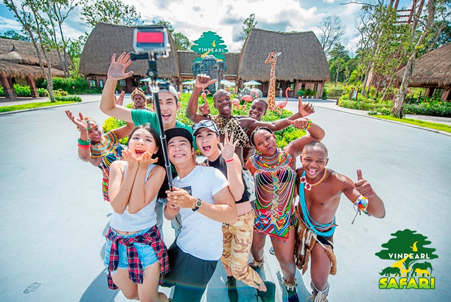 Chụp ảnh cùng vũ công Zulu tại Phú Quốc