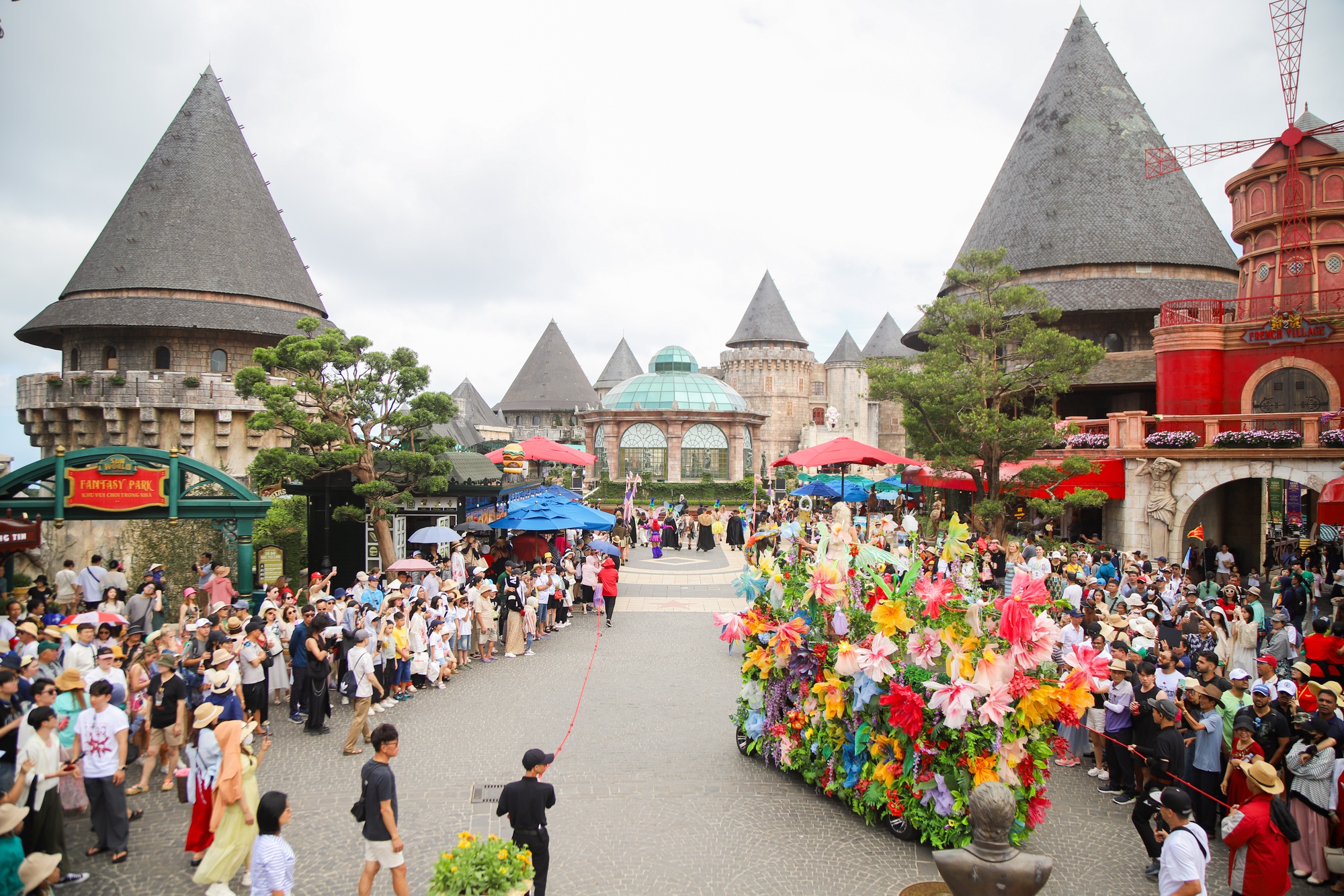 Show diễu hành Enchantment Sun World Bà Nà Hills