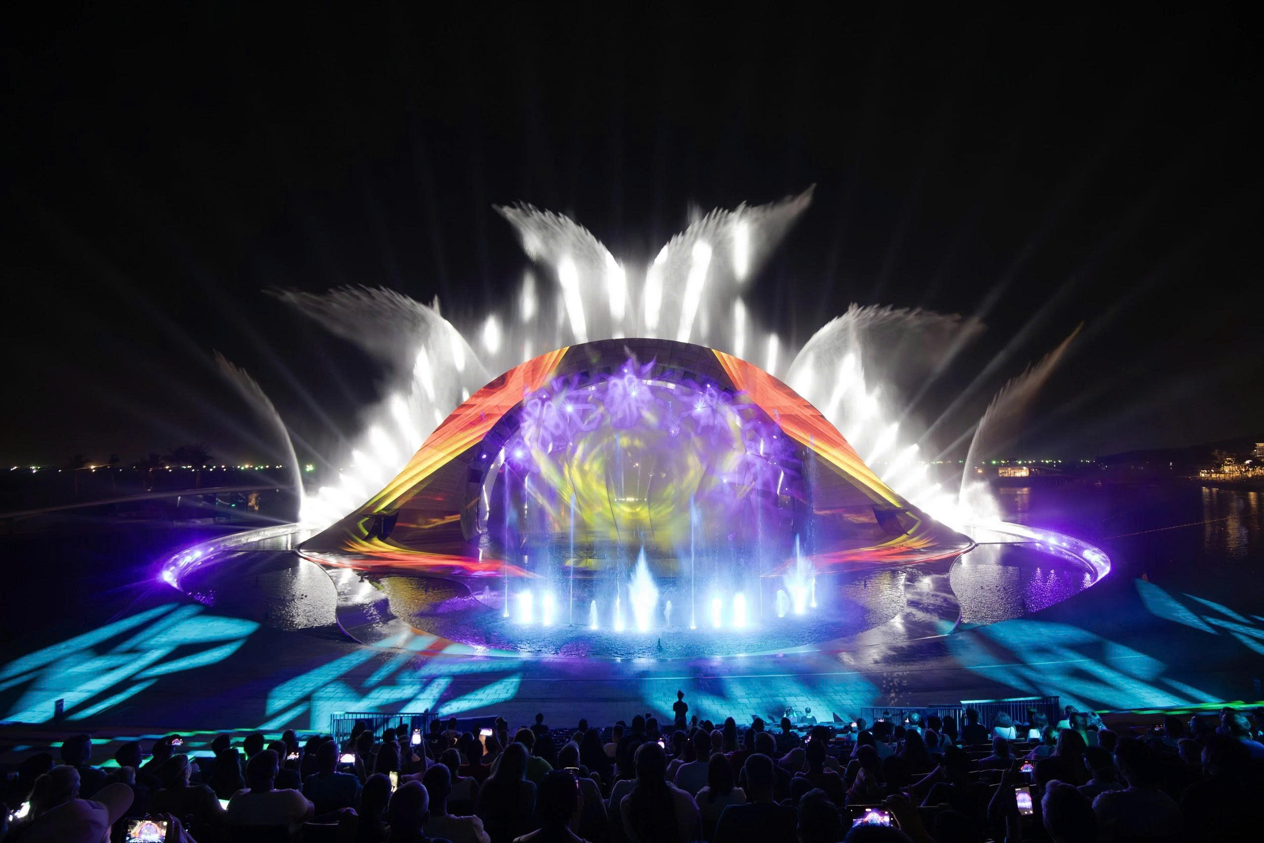Show diễn Nụ hôn của biển cả thu hút du khách đến Phú Quốc