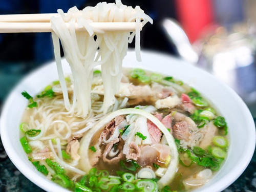 Phở là món ăn được nhiều du khách nước ngoài thích thú thưởng thức khi tới Việt Nam. Ảnh: Business Insider