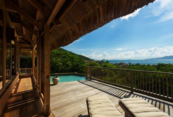 Bể bơi vô cực hướng vịnh tại Six Senses