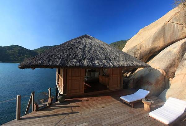 Hoàng hôn lãng mạn bên bờ biển Six Senses