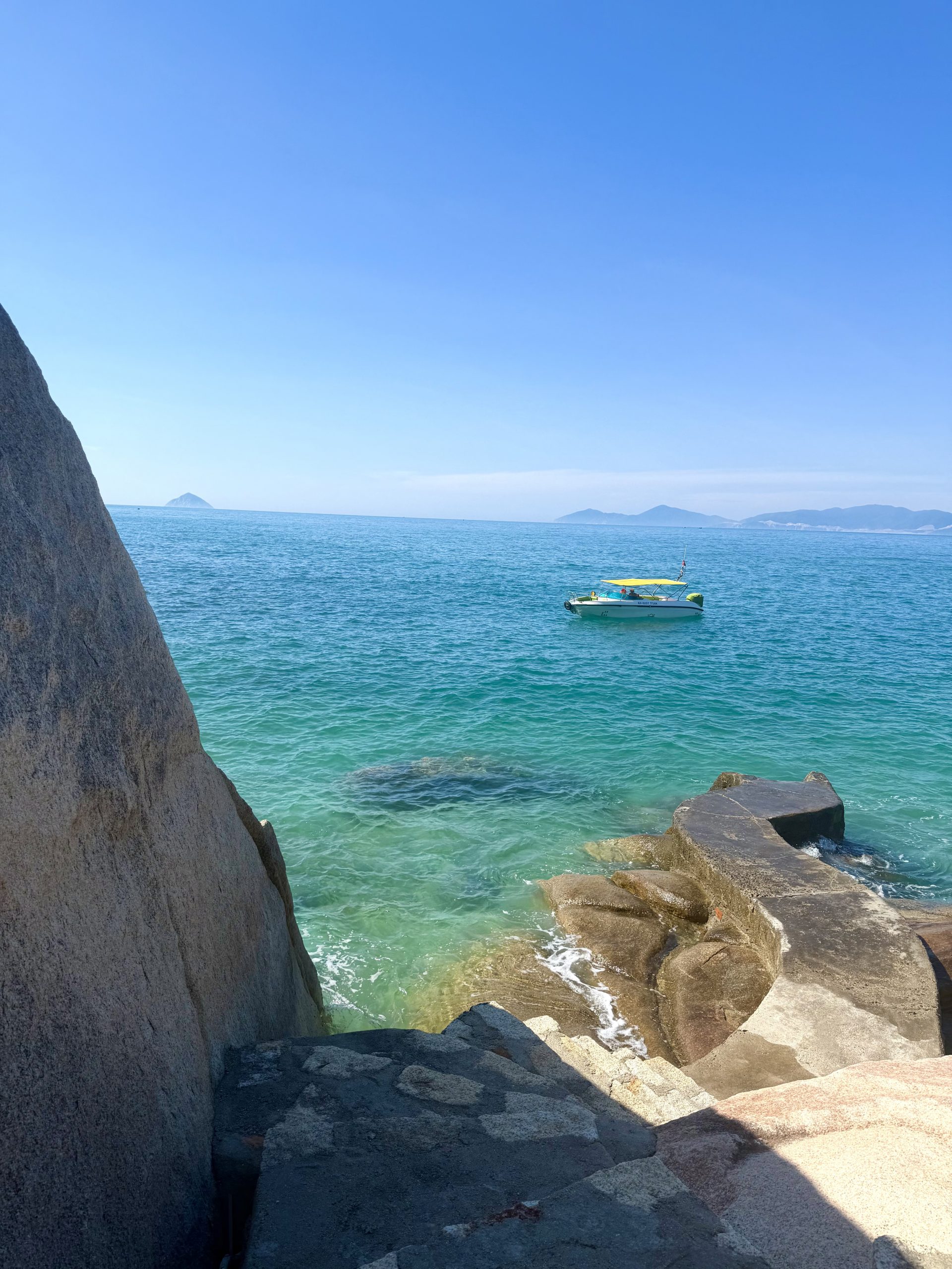 Ngắm vịnh Ninh Vân từ cung đường leo núi