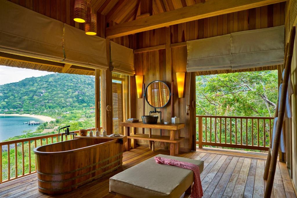 Phòng tắm ngoài trời tại Six Senses Ninh Vân Bay