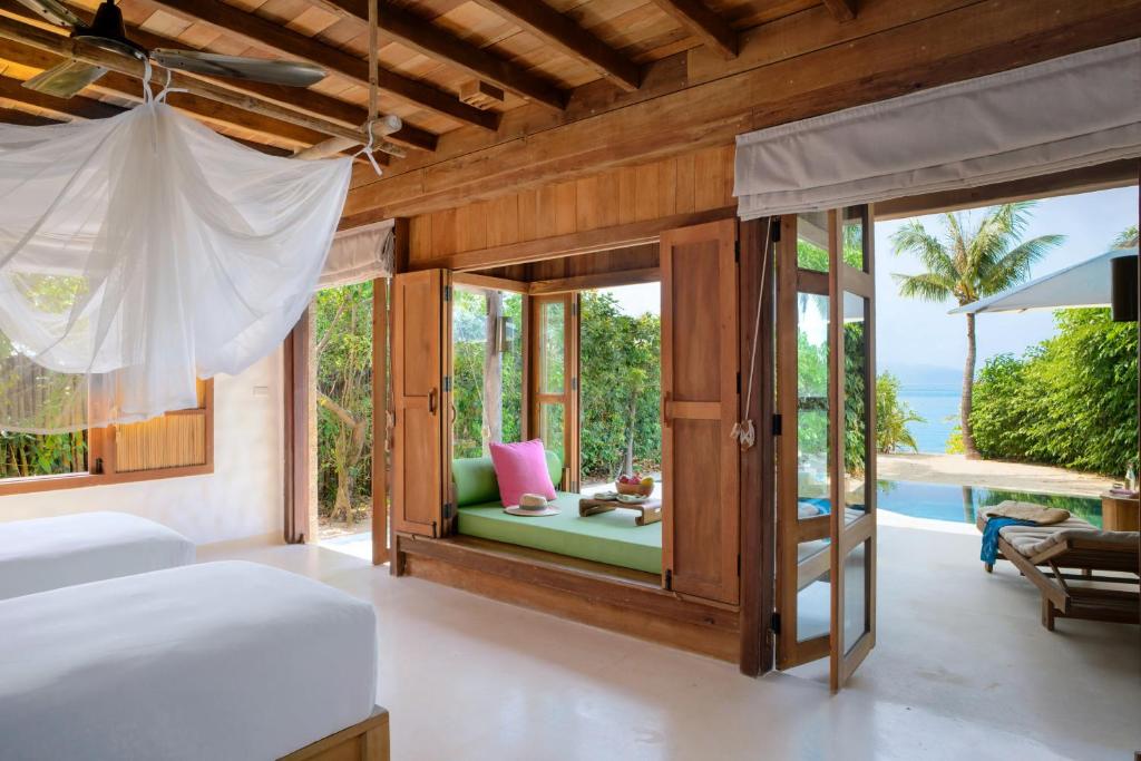 Hồ bơi vô cực hướng vịnh Ninh Vân Bể bơi vô cực riêng tư tại Six Senses Ninh Vân Bay