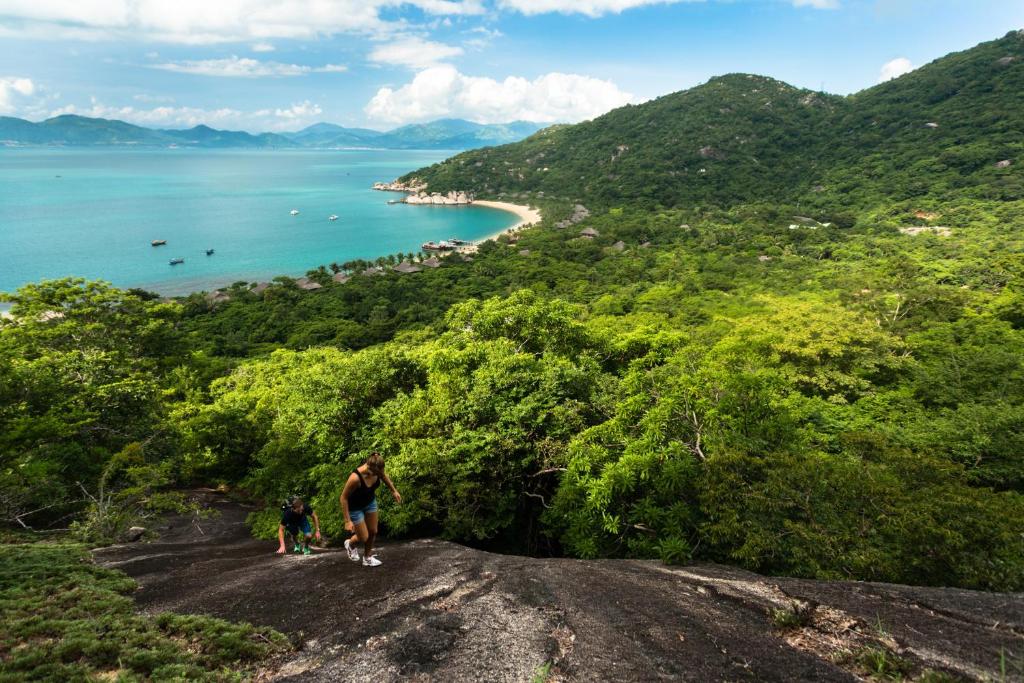 Trải nghiệm leo núi khám phá tại Six Senses Ninh Vân Bay