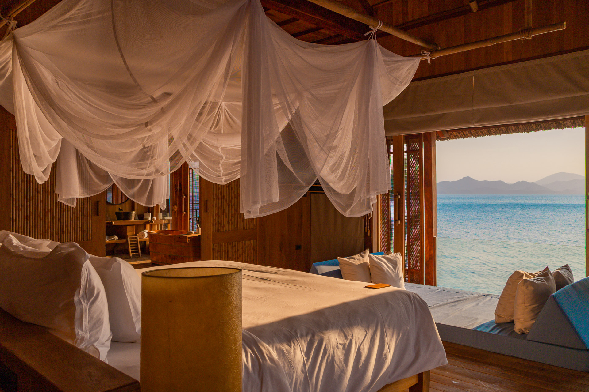 Đón bình minh tại phòng ngủ hướng biển Six Senses