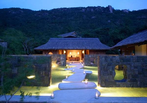 Toàn cảnh resort Six Senses Ninh Vân Bay bên vịnh biển