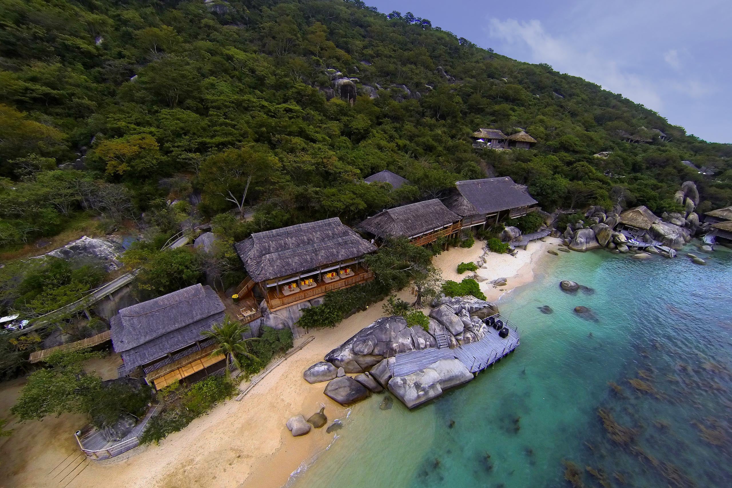 Six Senses Ninh Vân Bay với địa thế tựa núi hướng biển