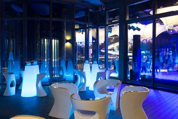 Khu vực bar ngoài trời tại tầng 35, 36 sẽ khiến bạn bị choáng ngợp bởi tầm nhìn tuyệt đẹp bao quát toàn bộ thành phố Đà Nẵng cùng dòng sông Hàn thơ mộng…