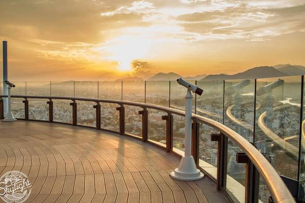 Khách check-in tại đài quan sát Skydeck 360 độ Đài quan sát Skydeck 360 độ cực đẹp