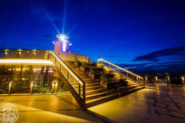 Lighthouse - Ngọn hải đăng cao nhất thành phố Ngọn hải đăng Lighthouse rực rỡ ban đêm