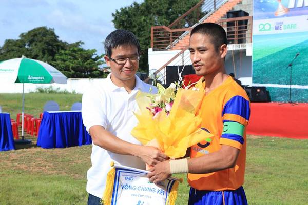 Ông Trần Trọng Kiên – chủ tịch HĐQT Tập đoàn Thiên Minh tặng hoa cho các đội bóng, trước khi các đội tranh tài tranh trận chung kết giải bóng đá TMG Cup 2014.