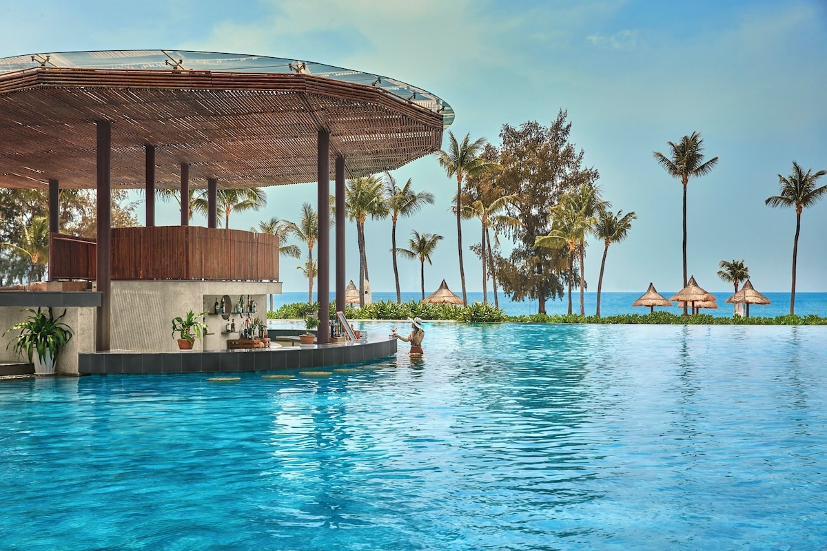 Hồ bơi vô cực view biển tuyệt đẹp tại SOL by Meliá Phú Quốc