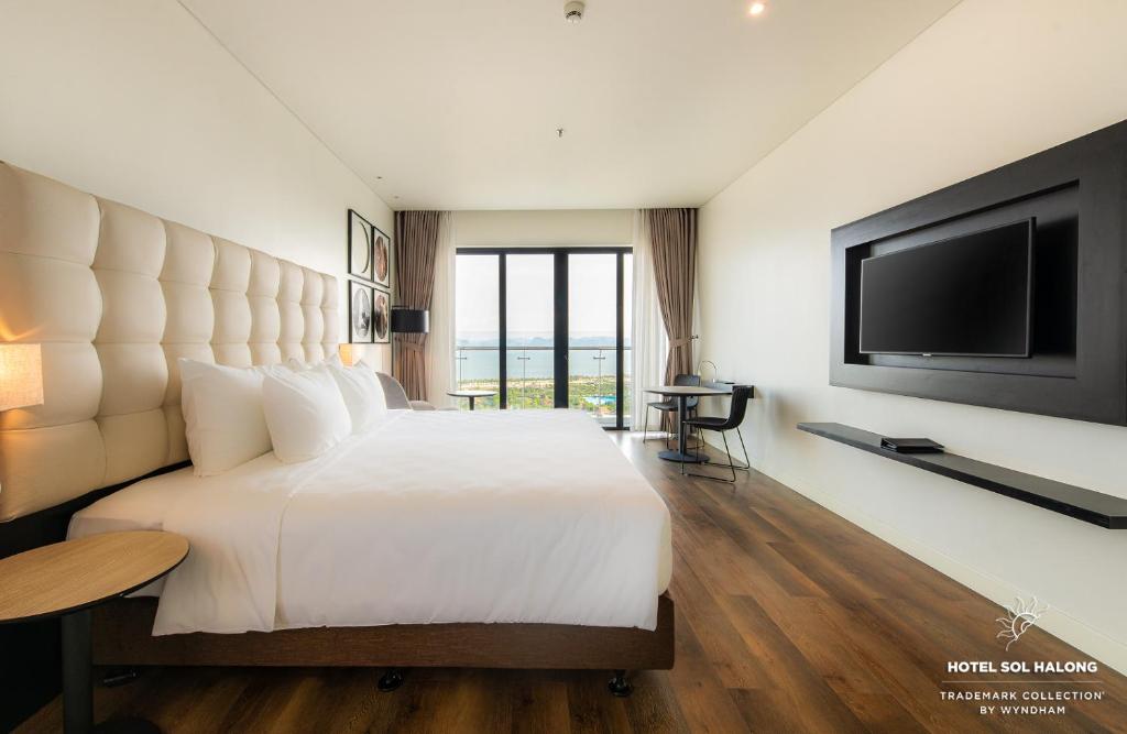 View Vịnh Hạ Long từ khách sạn Soleil Hạ Long
