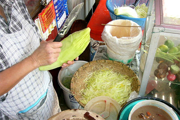 Cách làm som tam Thái Lan bằng cách băm đu đủ