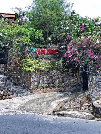 Đây là cổng đầu tiên của quán, nhìn rất cổ kính và thích hợp để check-in.