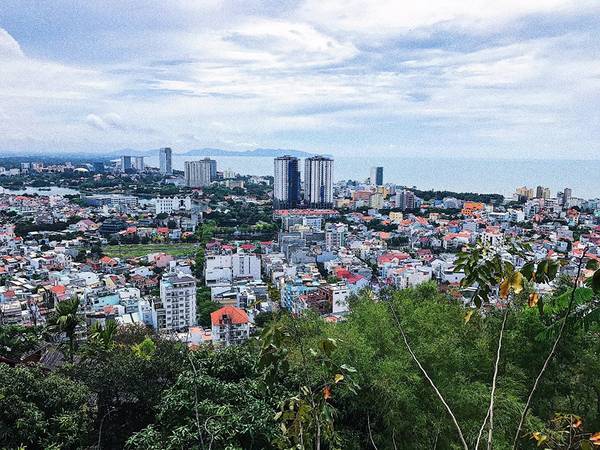 Một không gian mênh mông nhìn ra biển và toàn cảnh thành phố Vũng Tàu.