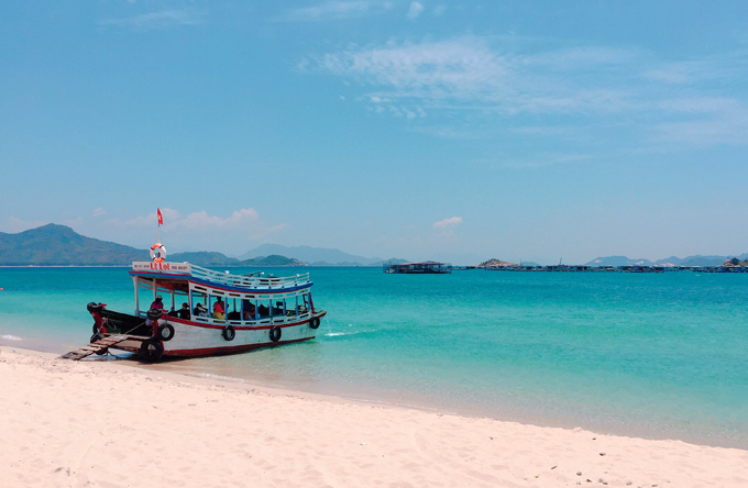Sống chậm ở Bình Hưng – nơi biển xanh trong và con người hiền hòa