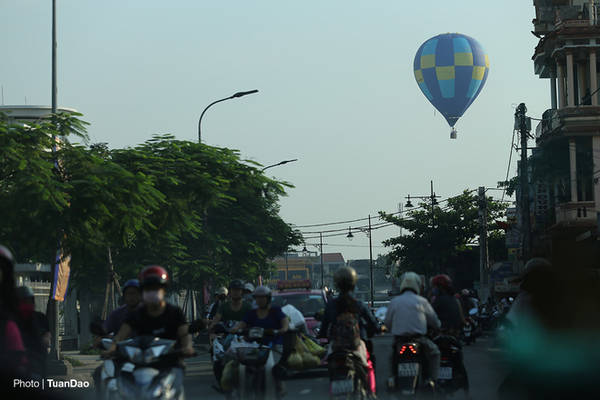 Khinh khí cầu Sông Hương bay qua khu vực dân cư Huế