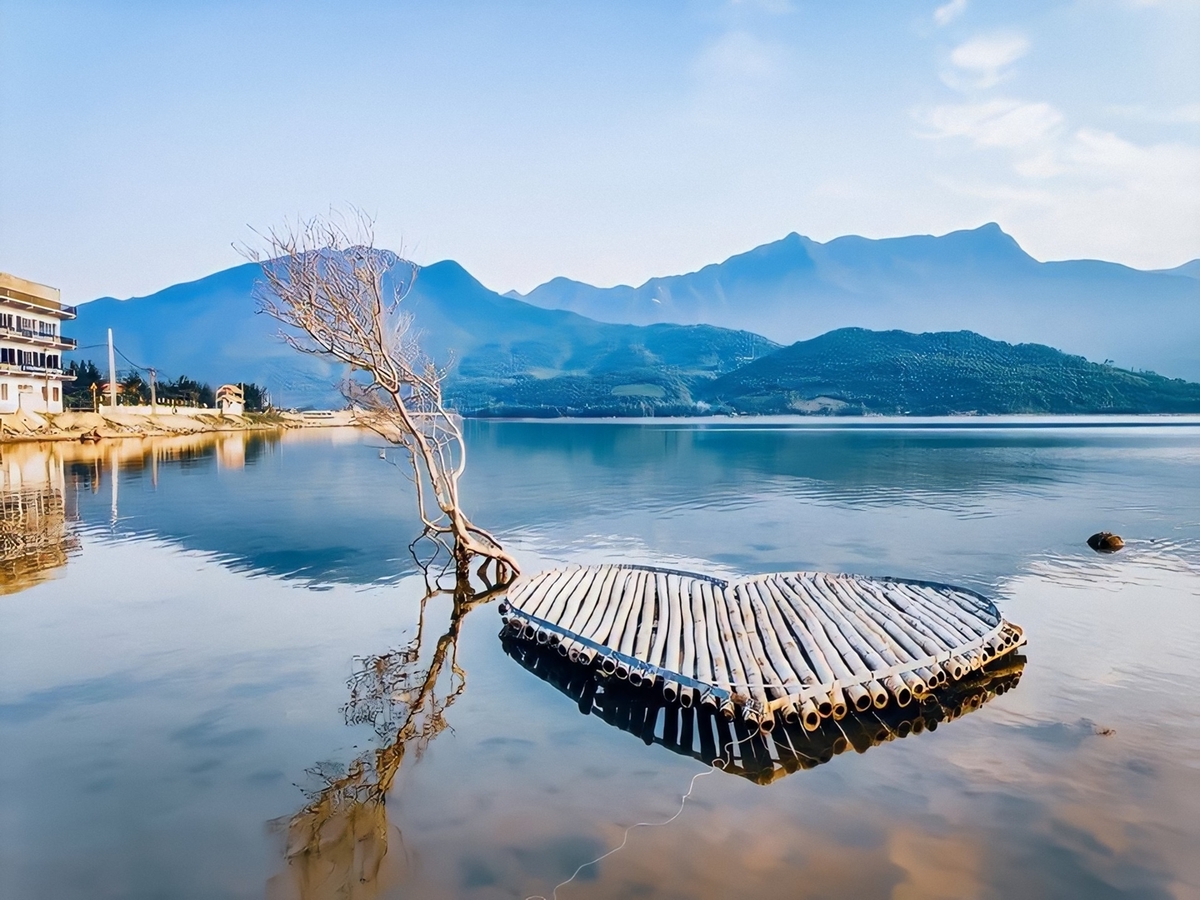 Bè tre hình trái tim đầm Lập An Lăng Cô