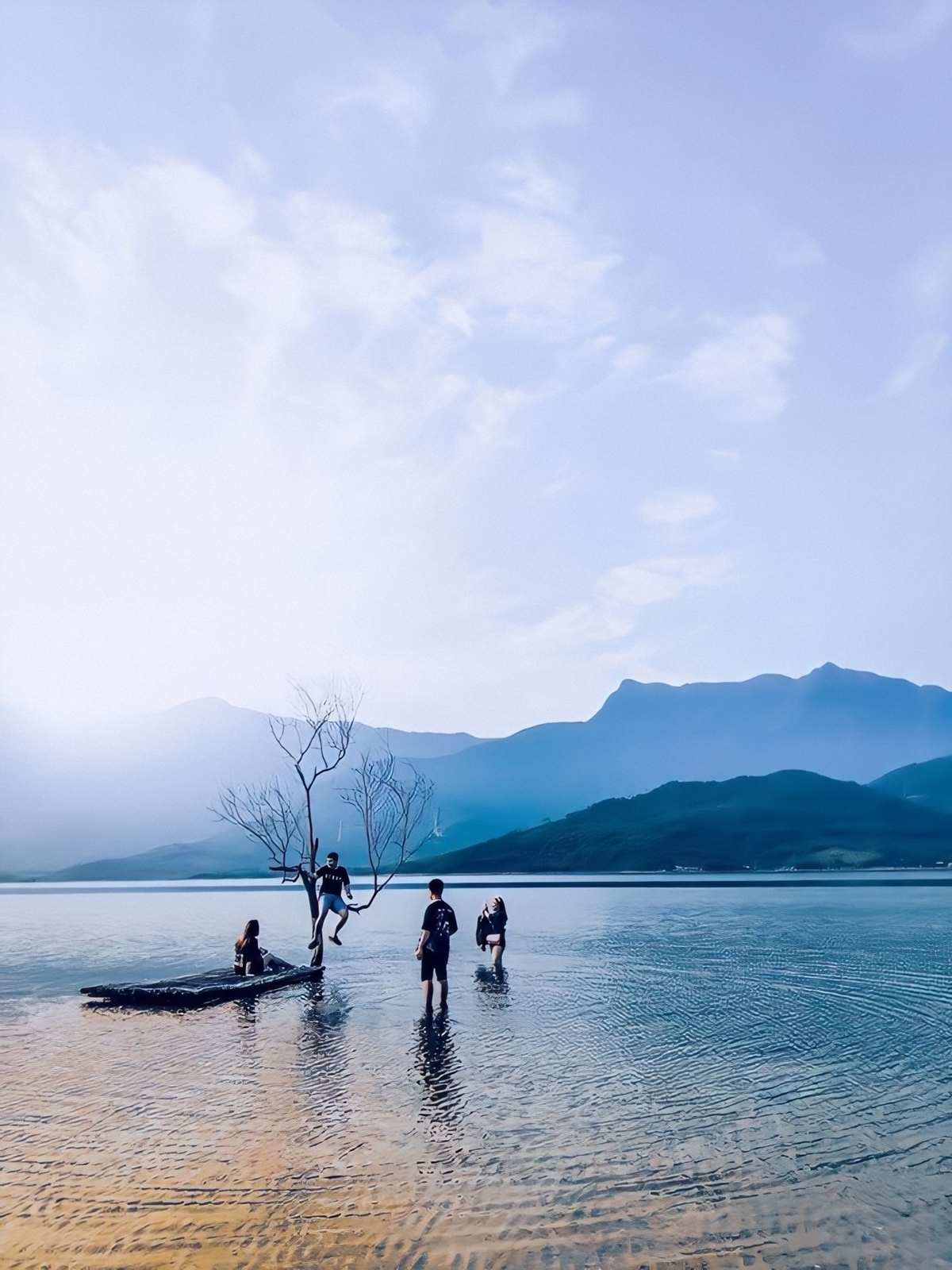 Bạn trẻ check-in đầm Lập An Lăng Cô