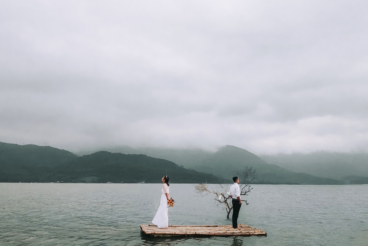 Đầm Lập An cũng thu hút nhiều uyên ương đến chụp ảnh cưới. Cảnh đôi tình nhân đối lưng nhau trên chiếc bè, phía xa là cành cây khẳng khiu và những ngọn núi mờ sương khói... tạo hiệu ứng thị giác, vừa lạ mắt, vừa lãng mạn.