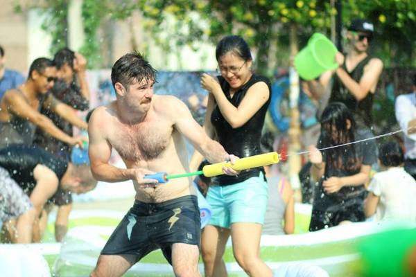 Không khí sôi động lễ hội Songkran Sài Gòn