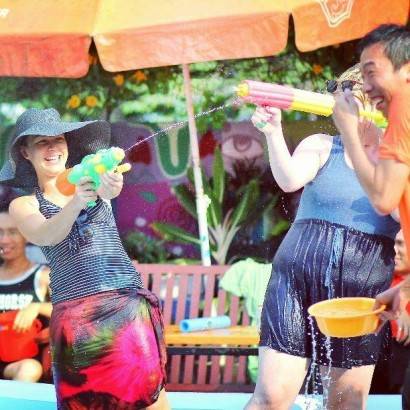 Hoạt động té nước tại lễ hội Songkran Sài Gòn