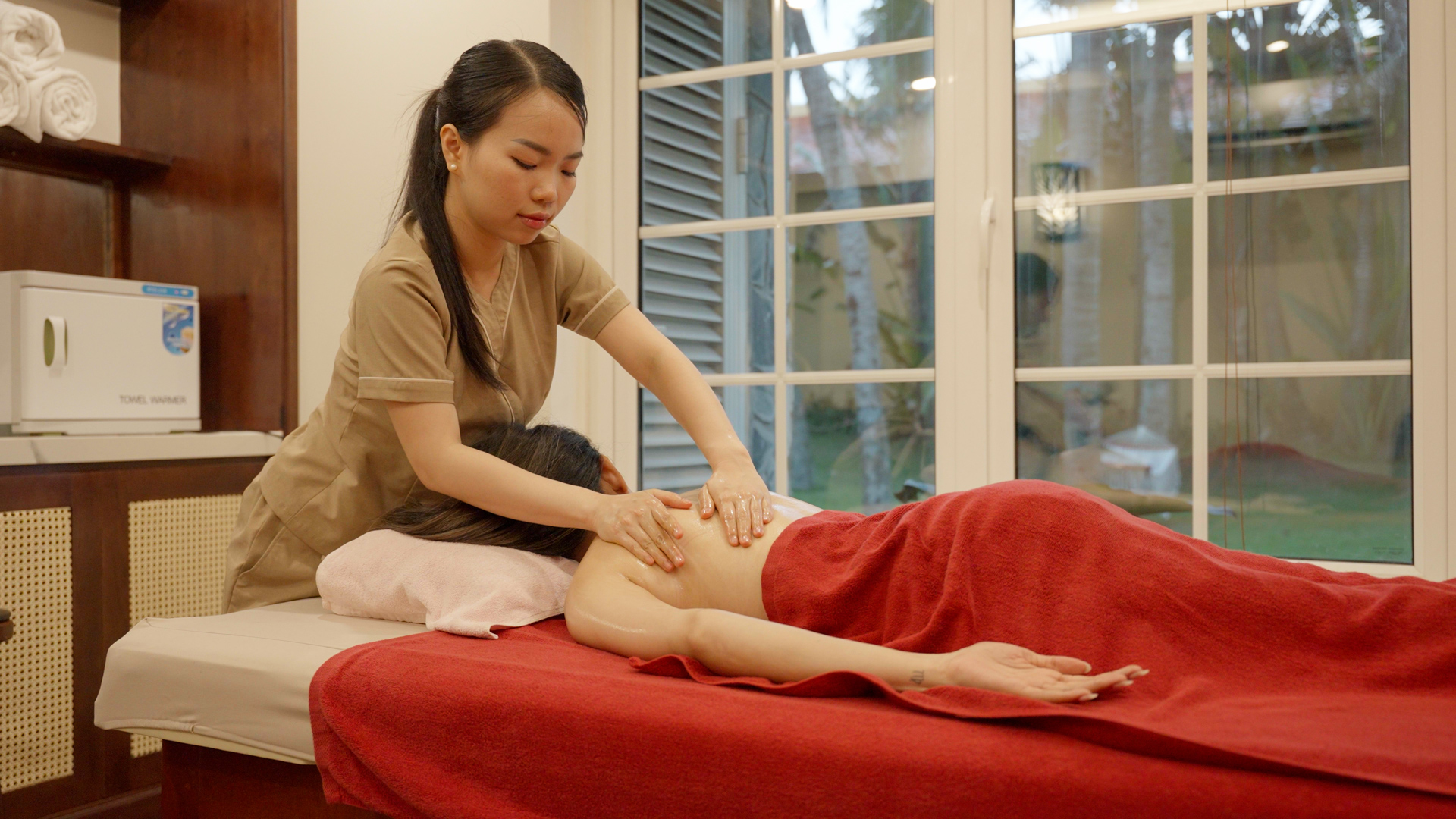 Massage giải tỏa căng thẳng tại spa Victoria Hội An