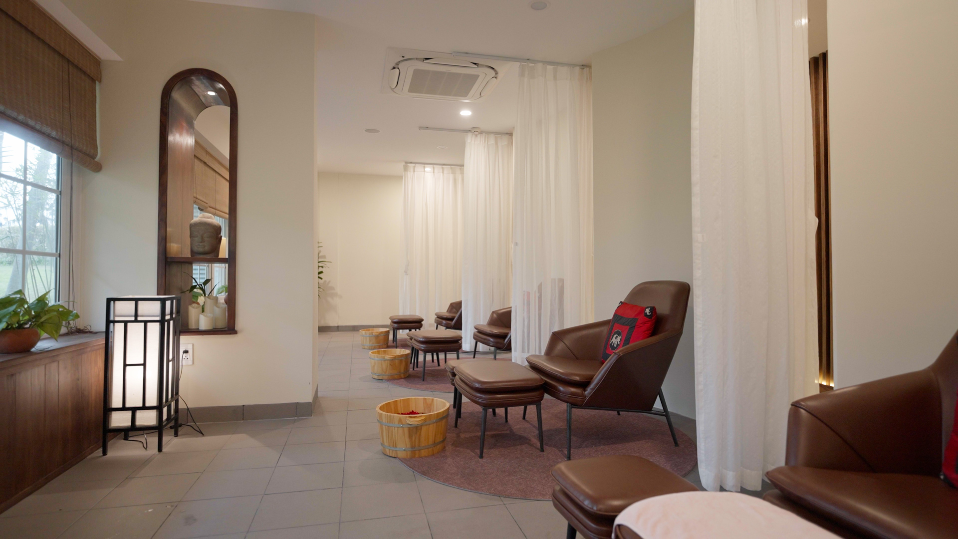 Khu vực ngâm chân và massage chân tại spa Victoria Hội An