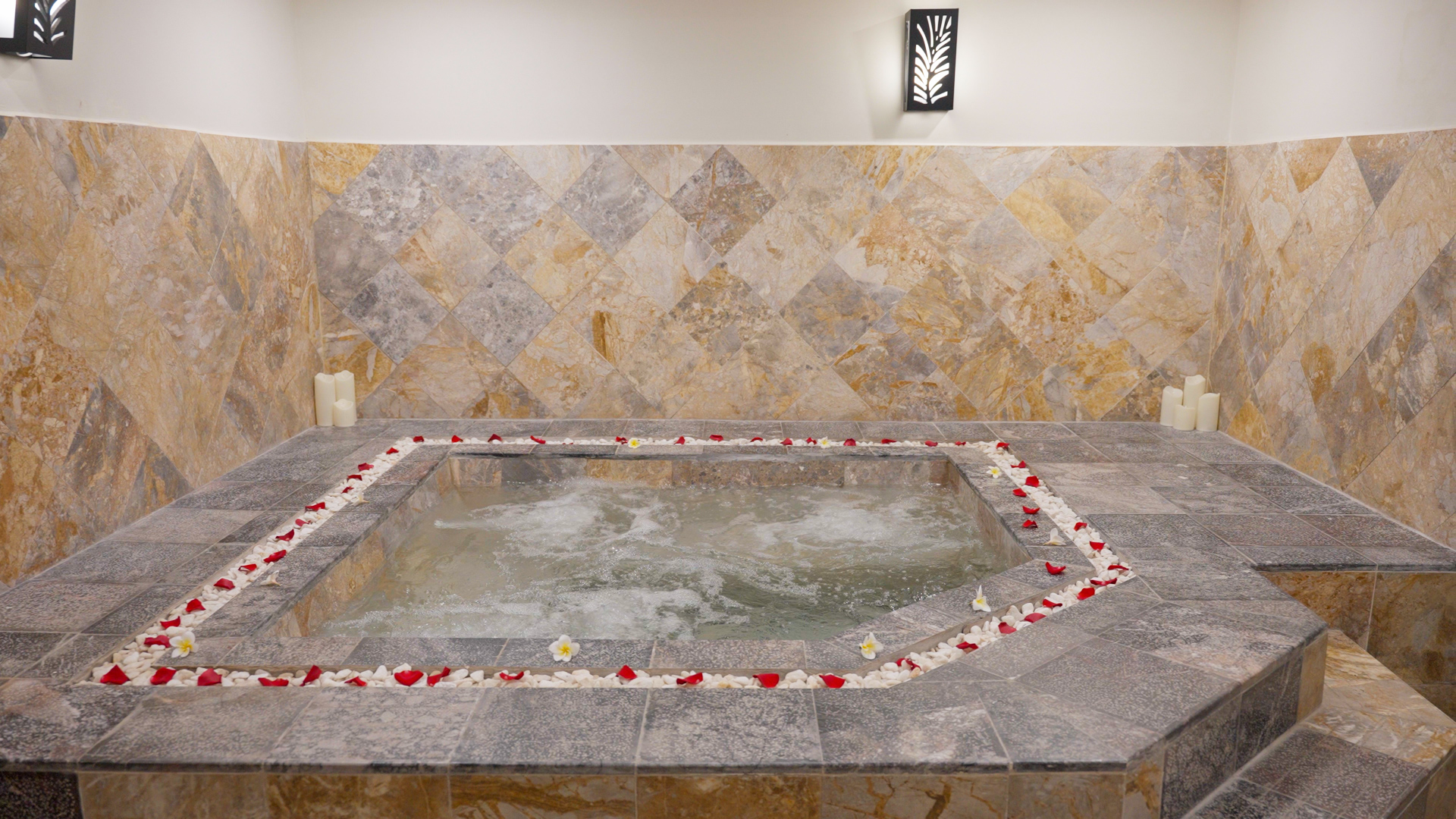 Bể sục Jacuzzi tại spa Victoria Hội An