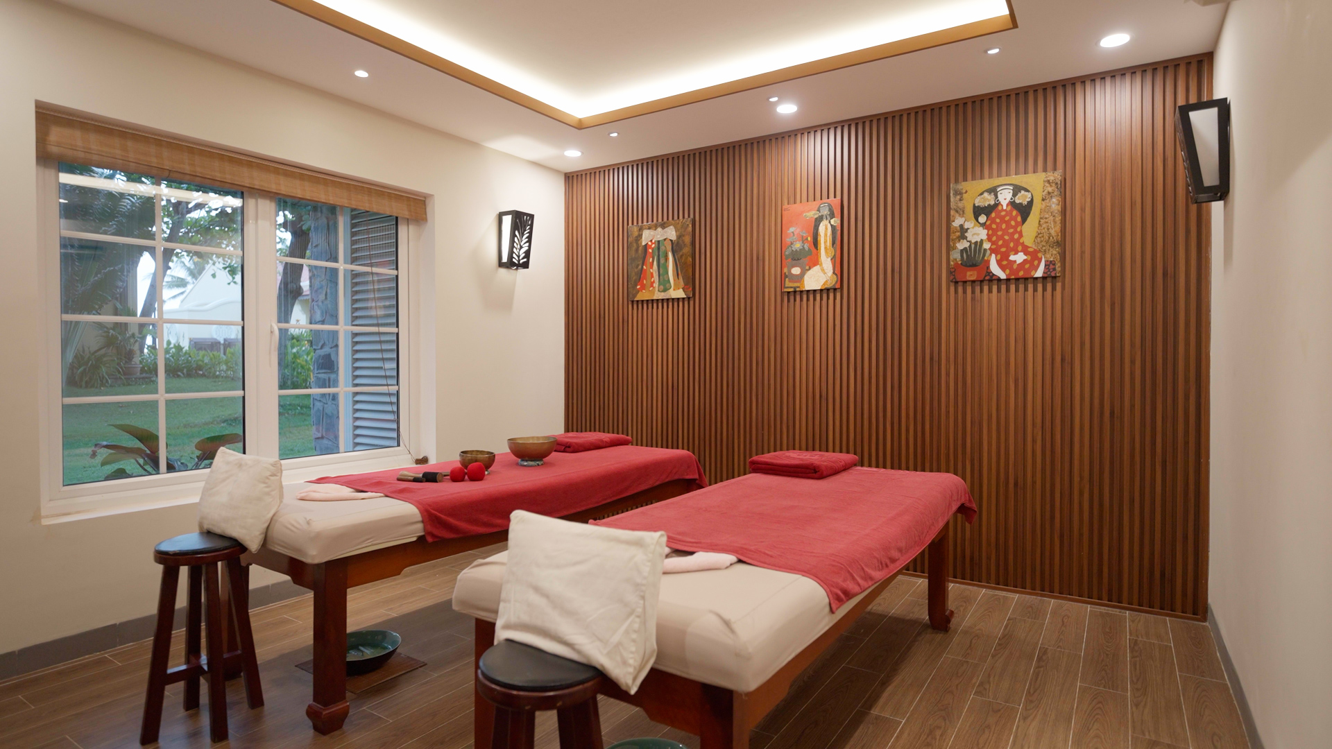 Khung cửa sổ lớn tại spa Victoria Hội An