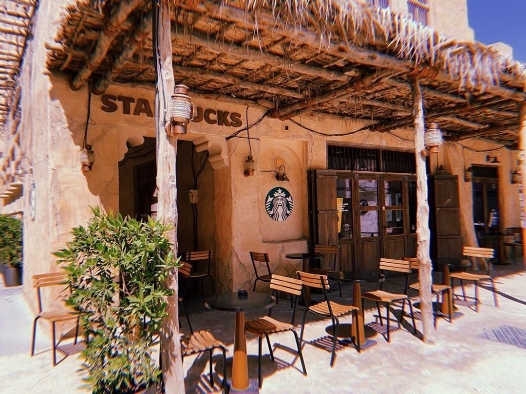 Khu vực ngồi ngoài trời của Starbucks mái lá Dubai