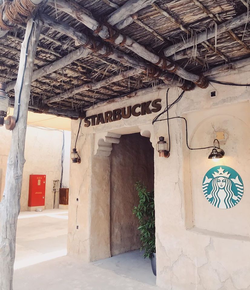 Không gian Starbucks mái lá Dubai nhìn từ bên ngoài