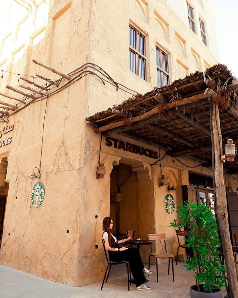 View bến du thuyền từ Starbucks mái lá Dubai