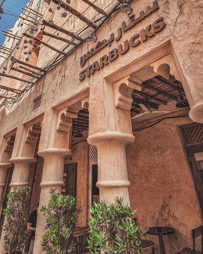 Tường cát sa mạc và mái lá tại Starbucks mái lá Dubai