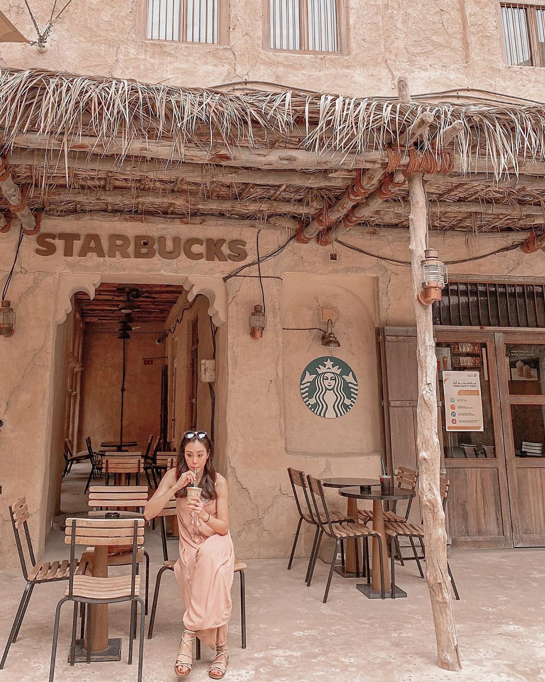 Chi tiết mái lá của tiệm Starbucks mái lá Dubai