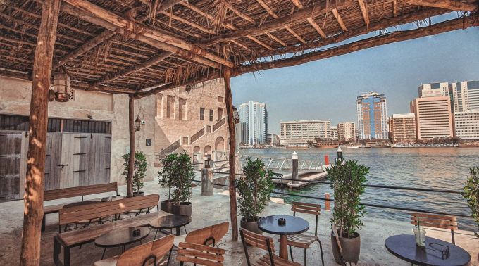 Không gian bên trong tiệm Starbucks mái lá Dubai