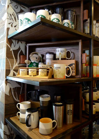 Ly sứ và cốc Starbucks Hà Nội in tên các địa danh